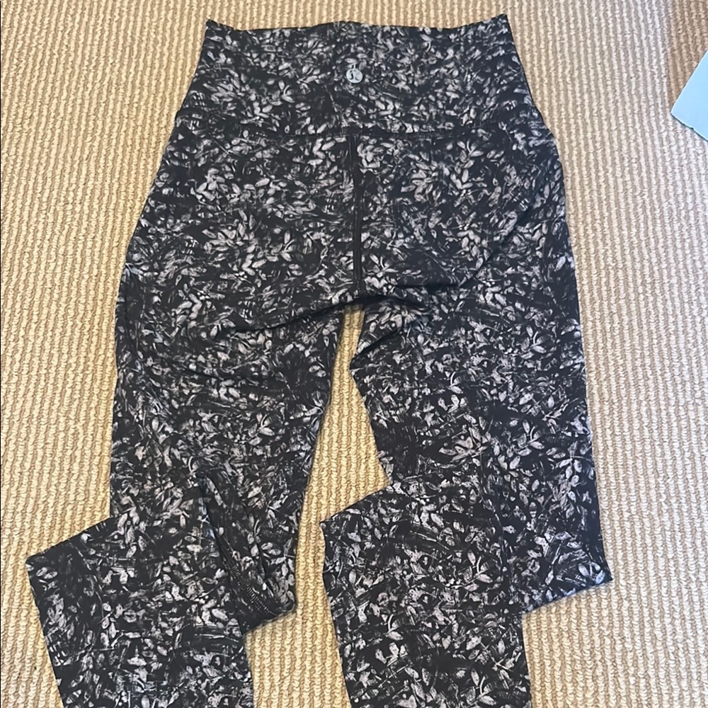 LULULEMON Floral abstract Black and grey Leggings size 2